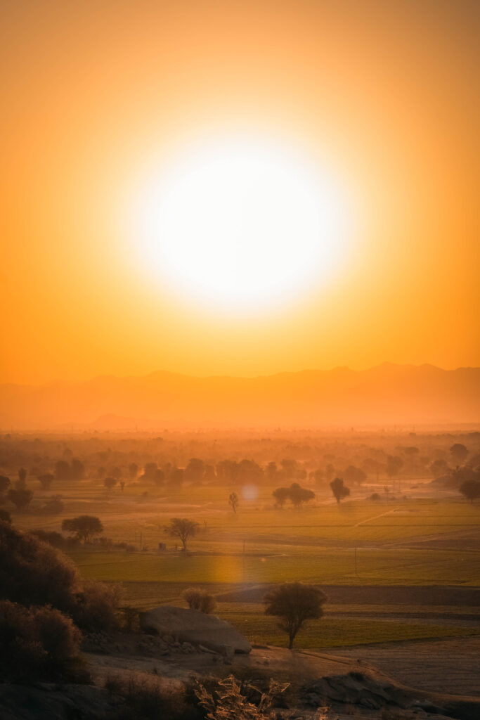Coucher du soleil Jawai Bandh dans le Rajasthan en Inde