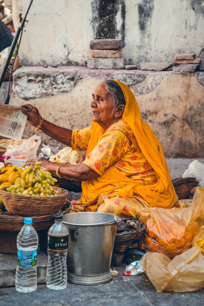 Femme au marché d'Udaipur dans le Rajasthan en Inde