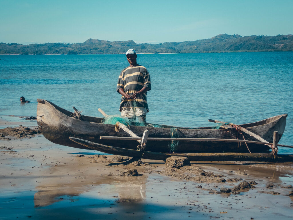 Pêcheur et son bateau Nosy Be