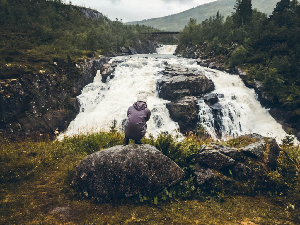 Cascade de Skytjefossen en Norvège 